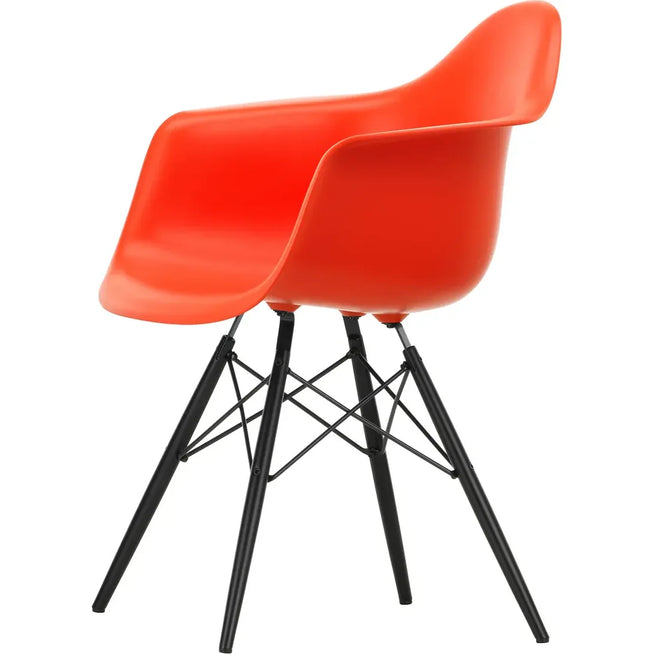 Photo of Eames Plastic Armchair Daw - 03 Poppy Red - Black Maple - Matstolar - Charles & Ray Eames - Röd - Metall/trä/plast