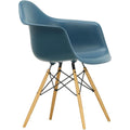 Eames Plastic Armchair Daw - 83 Sea Blue - Ash Honey Tone - Matstolar - Charles & Ray Eames - Blå - Metall/trä/plast