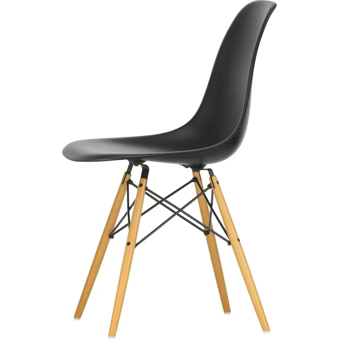 Eames Plastic Chair Dsw - 12 Deep Black - Golden Maple - Matstolar - Charles & Ray Eames - Svart - Metall/trä/plast