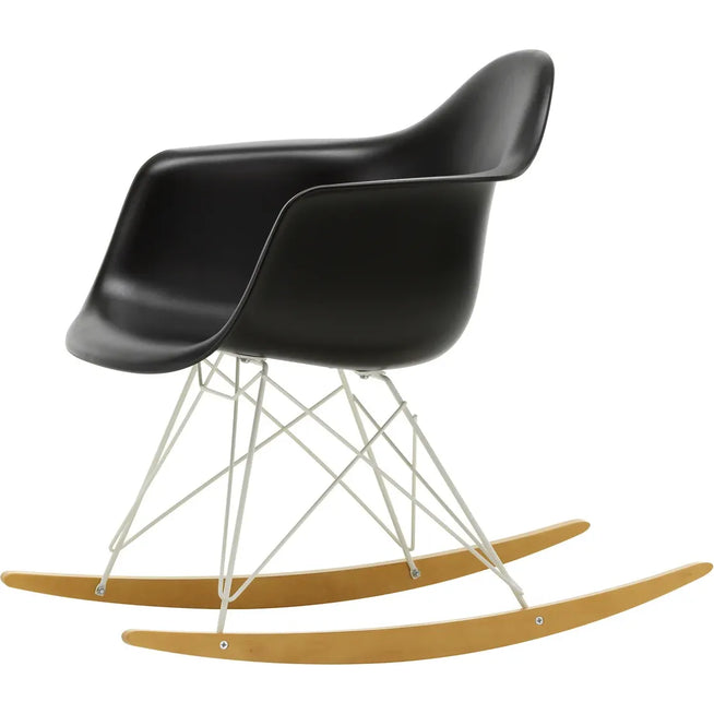 Photo of Eames Plastic Armchair Rar - 12 Deep Black - White Base - Golden Maple - Matstolar - Charles & Ray Eames - Svart - Metall/trä/plast