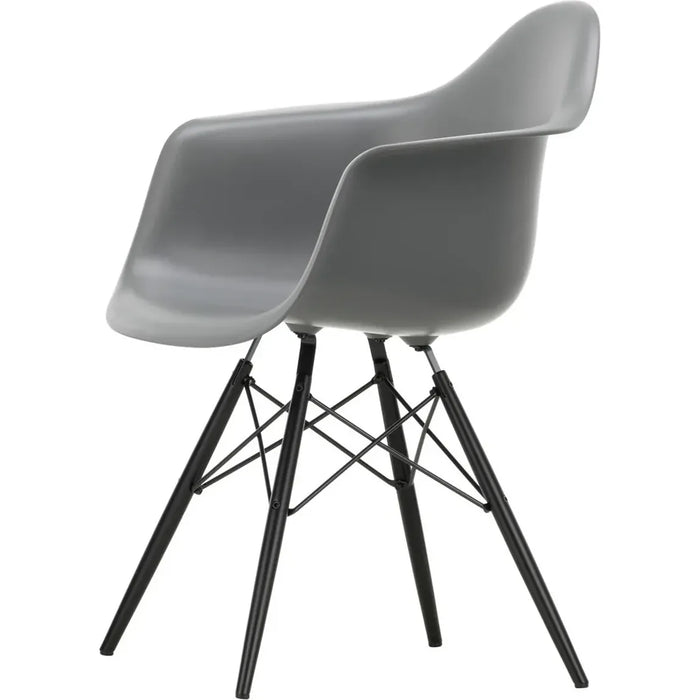 Eames Plastic Armchair Daw - 56 Granite Grey - Black Maple - Matstolar - Charles & Ray Eames - Grå - Metall/trä/plast