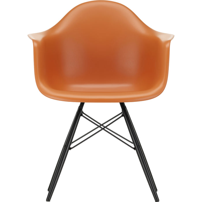 Eames Plastic Armchair Daw - 43 Rusty Orange - Black Maple - Matstolar - Charles & Ray Eames - Orange - Metall/trä/plast