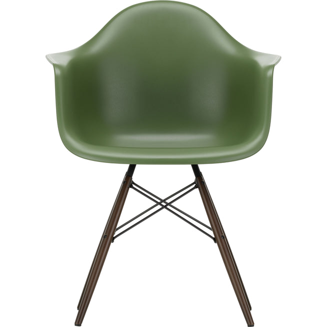 Photo of Eames Plastic Armchair Daw - 48 Forest - Dark Maple - Matstolar - Charles & Ray Eames - Grön - Metall/trä/plast