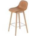 Fiber Bar Stool W. Backrest Wood Base 65 Cm Refine Leather Cognac/oak - Barstolar & Barpallar - Iskos-berlin - Brun - Trä/syntetiskt