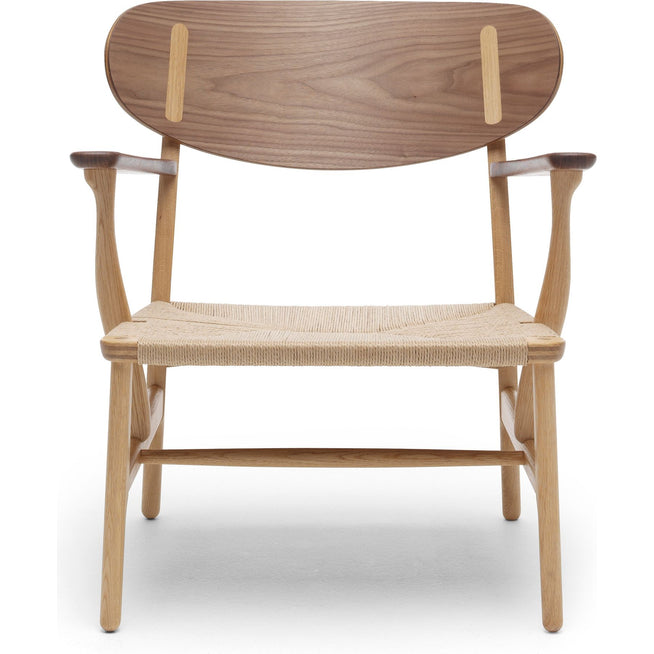 Photo of Carl Hansen - Ch22 Oak & Walnut / String Natural - Armchairs - Hans J. Wegner - Natural Material/Wood