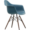 Eames Plastic Armchair Daw - 83 Sea Blue - Dark Maple - Matstolar - Charles & Ray Eames - Blå - Metall/trä/plast
