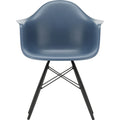 Eames Plastic Armchair Daw - 83 Sea Blue - Black Maple - Matstolar - Charles & Ray Eames - Blå - Metall/trä/plast