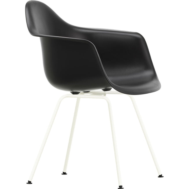 Photo of Eames Plastic Armchair Dax - 12 Deep Black - White Base - Matstolar - Charles & Ray Eames - Svart - Metall/plast
