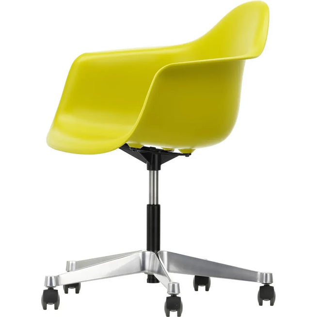 Photo of Eames Plastic Armchair Pacc - 34 Mustard - Castors Soft - Skrivbordsstolar - Charles & Ray Eames - Gul