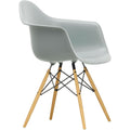 Eames Plastic Armchair Daw - 24 Light Grey - Ash Honey Tone - Matstolar - Charles & Ray Eames - Grå - Metall/trä/plast
